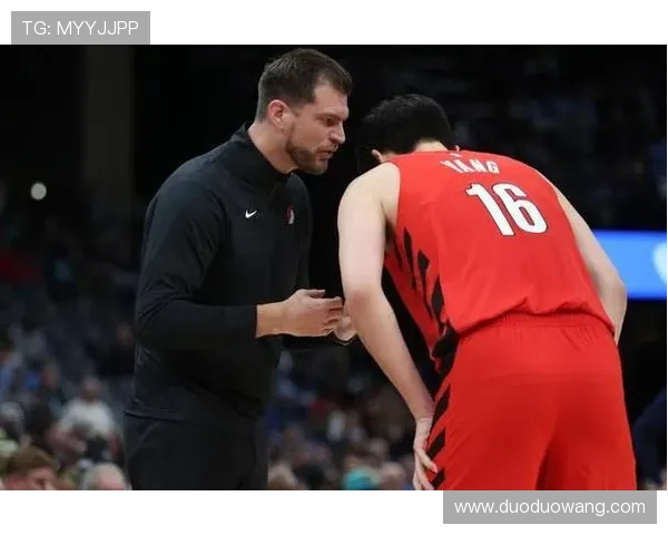 杨毅痛斥国际篮联判罚无法无天